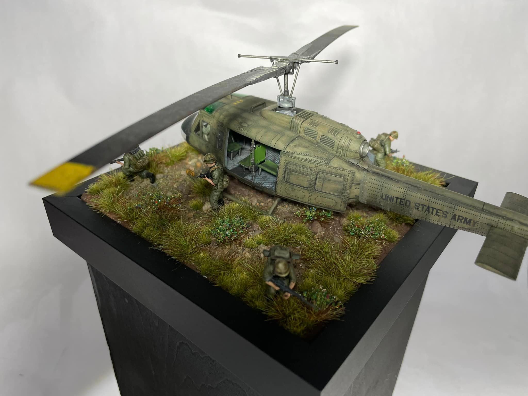 280119 - Bell UH-1D / UH-1H 
